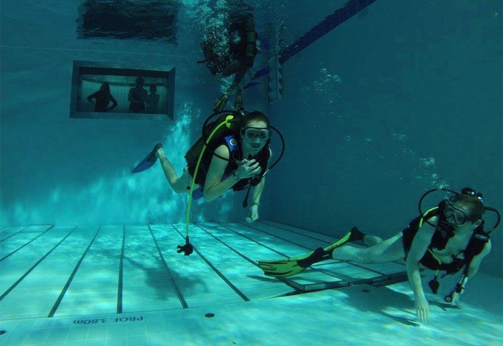 Photo de 2 plongeurs en entraînement dans la piscine en fosse